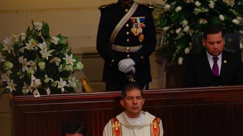 El féretro de Fernando Botero fue cubierto con la bandera de Colombia.