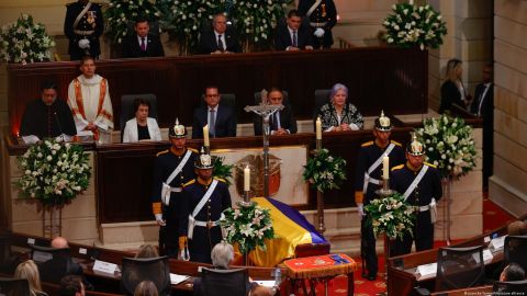 El féretro de Fernando Botero fue cubierto con la bandera de Colombia.