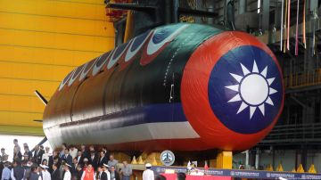 Taiwán presenta primer submarino en plena tensión con Pekín