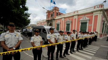 Policía custodian Tribunal Supremo Electoral de Guatemala durante el registro hecho por la Fiscalía.,