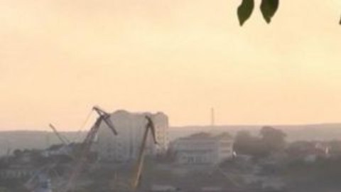 El humo sale de un astillero en el puerto de Sebastopol en Crimea, controlado por Rusia