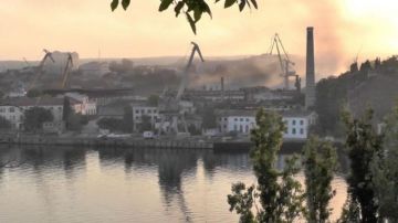 El humo sale de un astillero en el puerto de Sebastopol en Crimea, controlado por Rusia