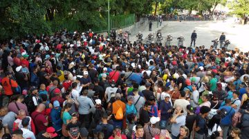 Inmigrantes esperan ser atendidos por las autoridades de la Comar en Tapachula.