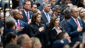 La vicepresidenta Kamala Harris (centro) lidera ceremonia por el 9/11 en el WTC.