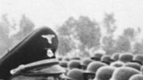 Heinrich Himmler, uno de los principales líderes nazis, con soldados de la 14ª División de Granaderos Waffen-SS en junio de 1944.