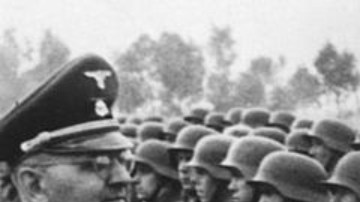 Heinrich Himmler, uno de los principales líderes nazis, con soldados de la 14ª División de Granaderos Waffen-SS en junio de 1944.