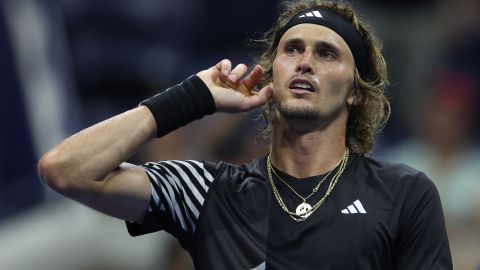 Alexander Zverev, vivió un incómodo momento mientras enfrentaba al italiano Jannik Sinner en el US Open.