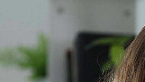 6 hábitos comunes que alimentan tu ansiedad, según terapeutas