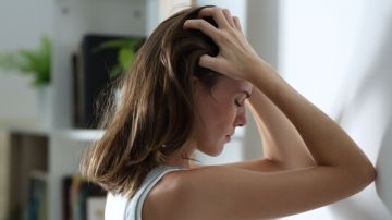 6 hábitos comunes que alimentan tu ansiedad, según terapeutas