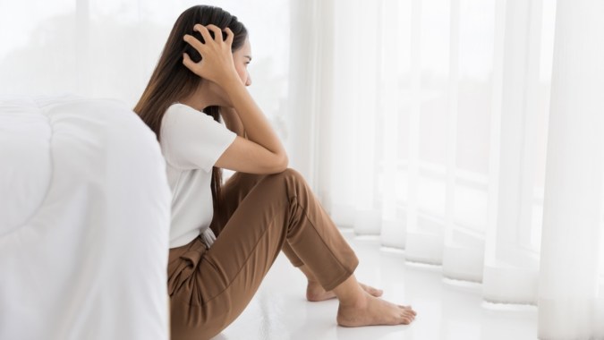 6 hábitos comunes que alimentan tu ansiedad, según terapeutas