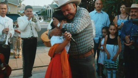 Becky G y su abuelo hace muchos en años en un rancho en México.