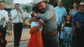 Becky G y su abuelo hace muchos en años en un rancho en México.