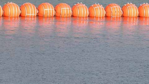 La barrera flotante instalada en el río Grande no ha frenado la llegada de más indocumentados al territorio estadounidense
