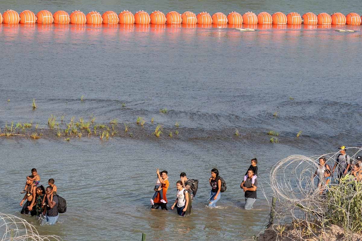 En su afán por frenar la migración ilegal, Greg Abbott, gobernador de Texas no tomó en cuenta que, al construir una barrera flotante en el río Grande, ponía en riesgo la vida de algunas especies.