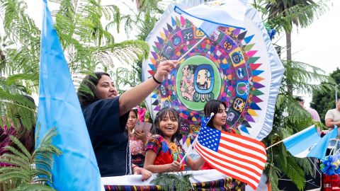 Representantes de Guatemala en el Desfile  de la Confederación Centroamericana (COFECA) en Los Angeles.