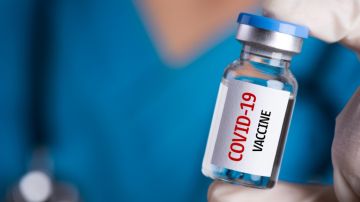 Quién debe recibir vacunas contra el COVID, según los CDC