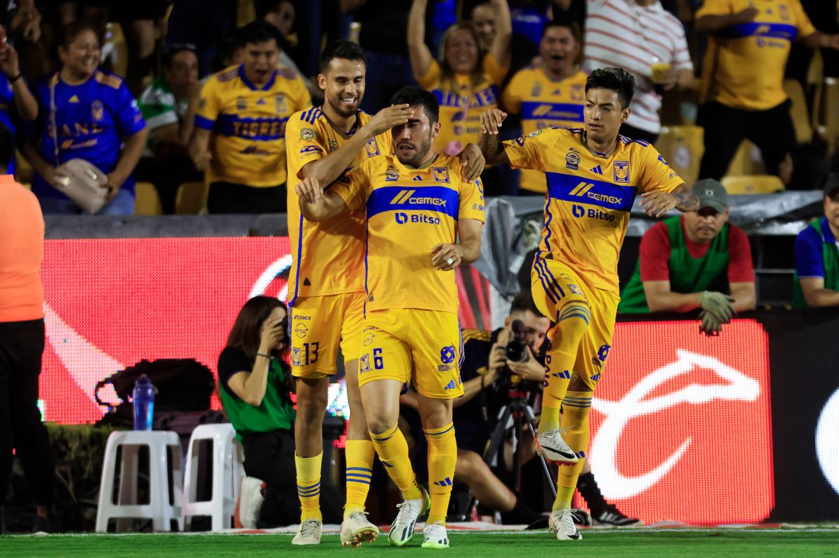 Diego Reyes celebrates his birthday and is covered in cake by his teammates from Tigres de la UANL (Video)