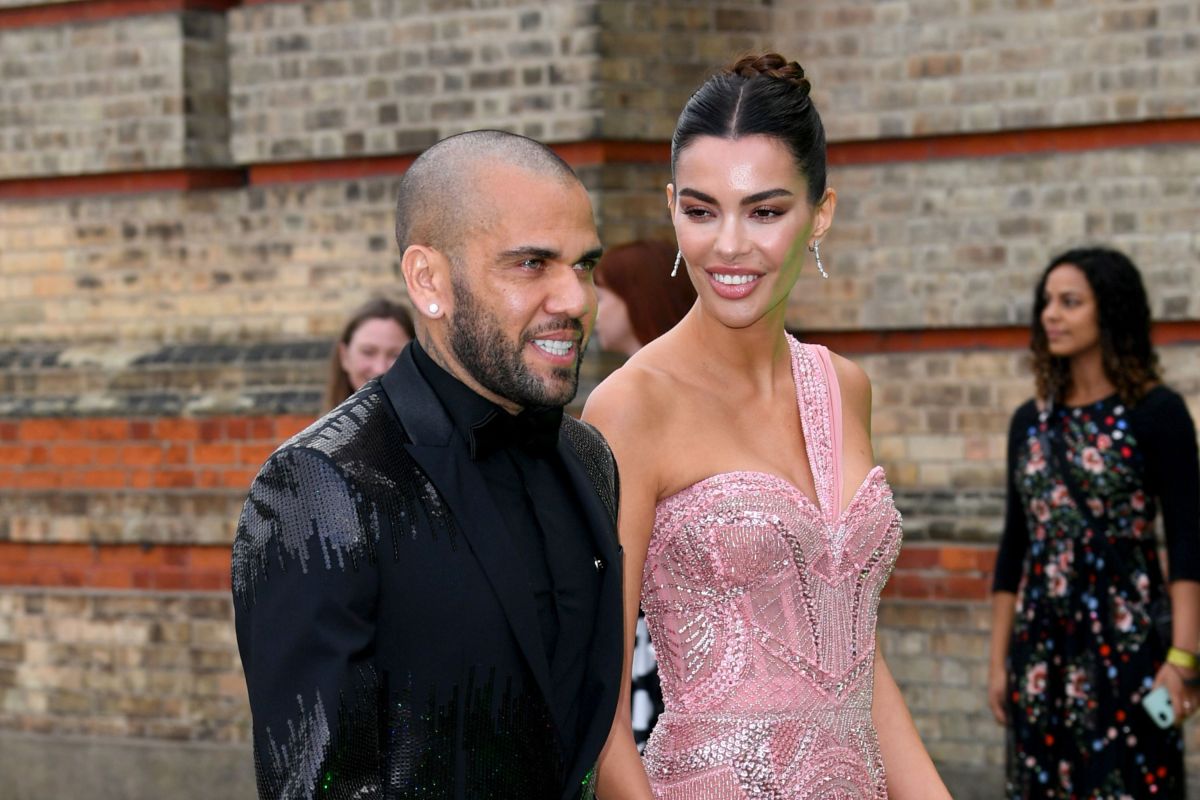 Dani Alves declares his love to Joana Sanz with a romantic letter from jail
