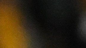 El colombiano Jaminton Campaz de Rosario Central, enfrentando a dos jugadores de River Plate.