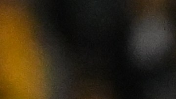 El colombiano Jaminton Campaz de Rosario Central, enfrentando a dos jugadores de River Plate.