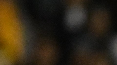 El colombiano Jaminton Campaz de Rosario Central, enfrentando a dos jugadores de River Plate.