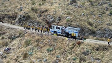 Rescatan a conductor que pasó cinco días atrapado en el fondo de un acantilado de 100 pies en California