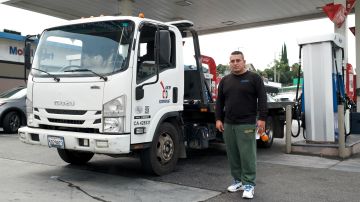Alejandro González, que trabaja en servicio de grúas, lamenta el alza del precio de la gasolina.