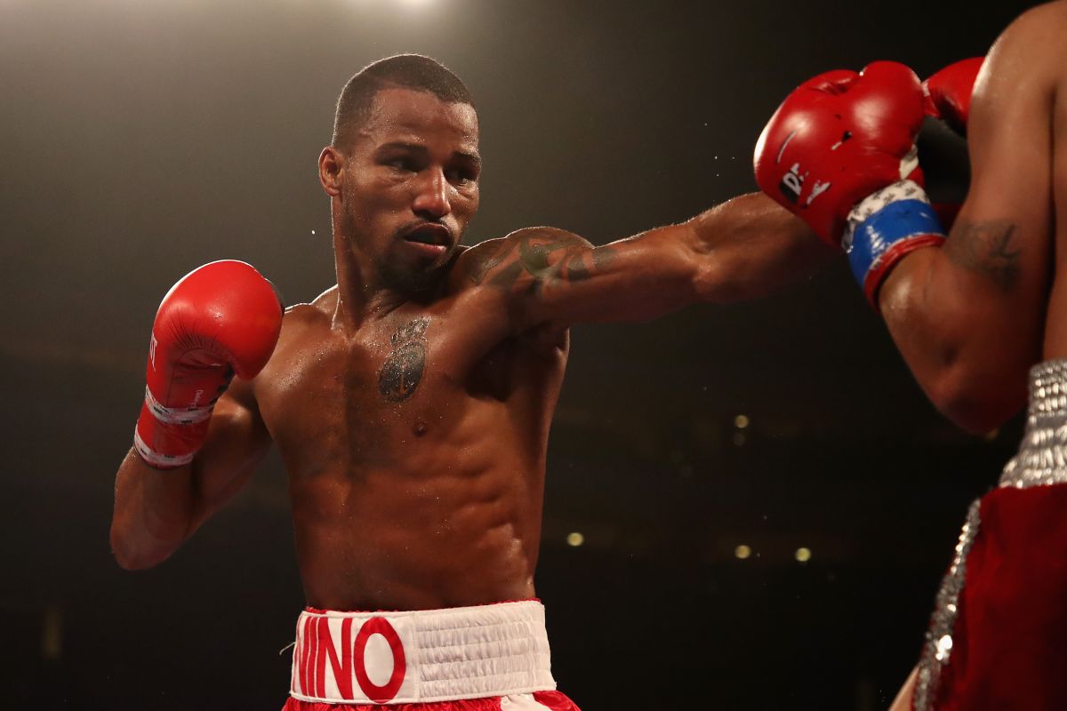 Robson Conceicao (L) de Brasil pelea contra Edgar Cantú durante la pelea de peso súperpluma en Gila River Arena. Foto: Christian Petersen.