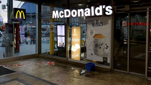 VIDEO: Arrestan a mujer por ataque brutal a una adolescente en un McDonald's en California