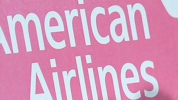 Ariana Grande y Ethan Slater juntos en Disneyland