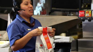 California sube a 20 dólares por hora el salario mínimo de trabajadores de comida rápida