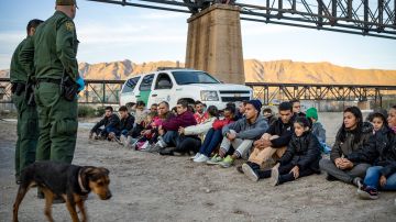 Más de 7.500 migrantes cruzaron ilegalmente la frontera de EE. UU. en un solo día