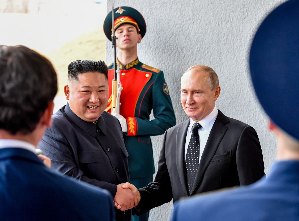 Medios revelaron la reciente negociación entre Rusia y Corea del Norte para la compra de armas avanza activamente