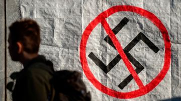 Detienen a hombre por colgar banderas con esvásticas y pancartas antisemitas en Orlando