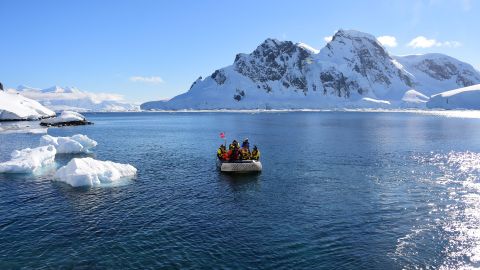 Enigmática "pirámide" bajo el hielo antártico: la montaña en cuestión no es tan alta en términos planetarios, con solo 1,265 metros.
