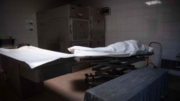 Demandan a trabajadores de una morgue de Houston por dejar caer un cuerpo por las escaleras