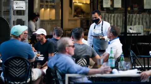 Los empleados de restaurantes podrían mejorar sus condiciones de trabajo con una nueva ley.