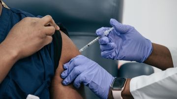 Los CDC sugieren a prácticamente toda la población vacunarse contra COVID-19.