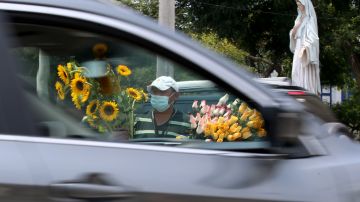 LIMA, PERU - JANUARY 30: A street vendor offers flowers on the street ahead of Lima's total lockdown to stop surge of coronavirus cases on January 30, 2021 in Lima, Peru. President Francisco Sagasti ordered total lockdown in Lima and nine other regions from January 31 to February 14 due to the increase in the number of cases of COVID-19. (Photo by Raul Sifuentes/Getty Images)