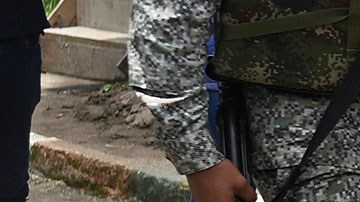 Soldados cargando una hielera