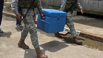 Soldados cargando una hielera