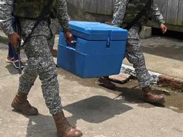 Soldados cargando una hielera