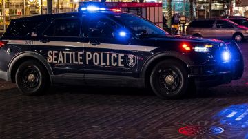 VIDEO: Captan a policía de Seattle bromeando sobre la muerte de una mujer tras ser atropellada por patrulla