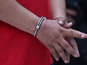 Exfiscal federal apuñala a hombre en un puente de Florida en un ataque de furia tras incidente vehicular