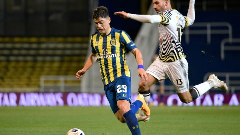 Luca Martínez Dupuy con la camiseta de Rosario Central.