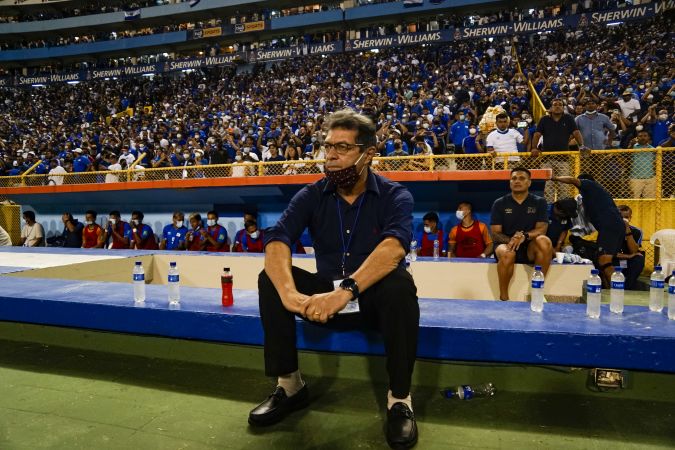 Hugo Pérez, seleccionador de El Salvador. Foto: Alex Peña/Getty Images.