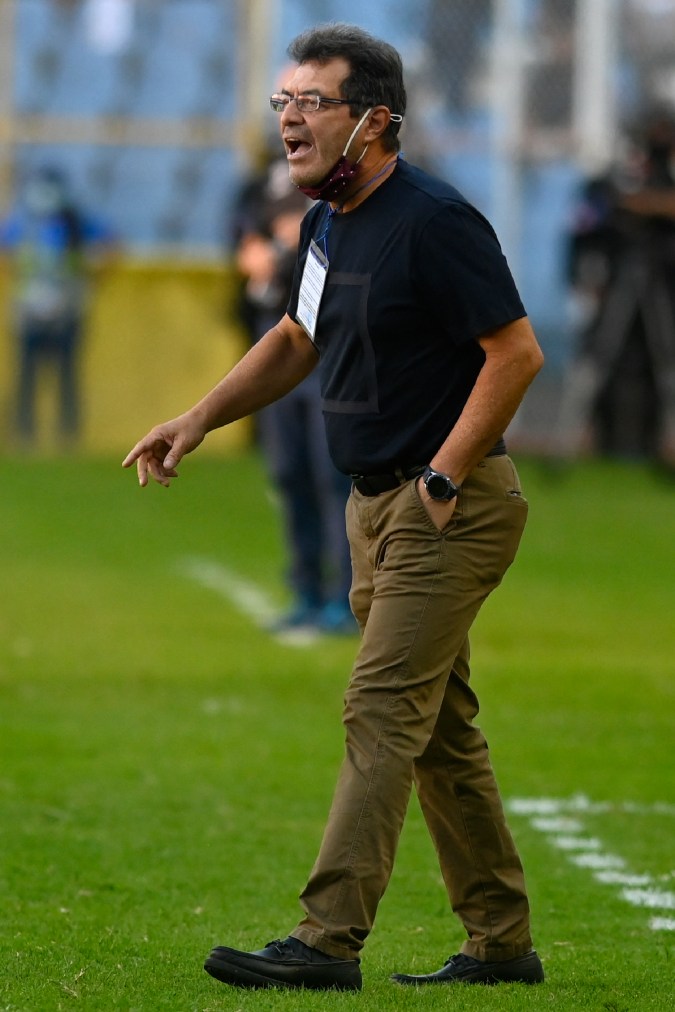 Hugo Pérez, seleccionador de El Salvador. Foto: MARVIN RECINOS/AFP vía Getty Images.