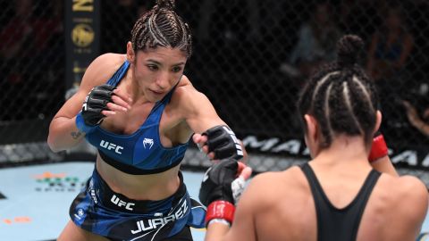 Loopy Godínez en combate contra Cynthia Calvillo en el UFC.