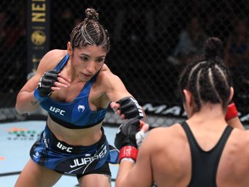 Loopy Godínez en combate contra Cynthia Calvillo en el UFC.
