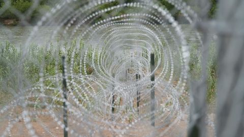 El gobierno de Texas colocó alambres con púas en la frontera.